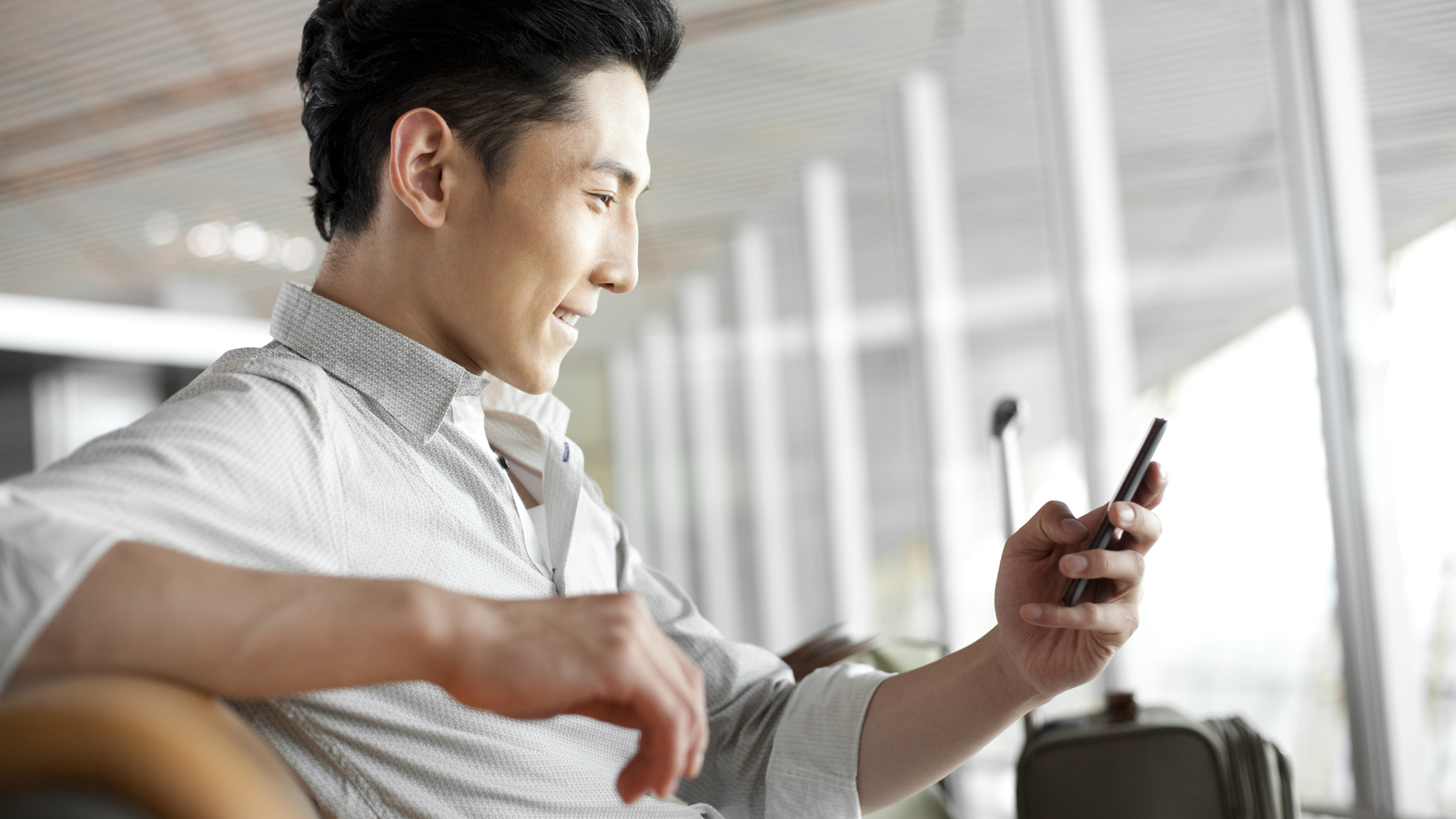 man-airport-phone-1600x900 man-airport-phone-1600x900