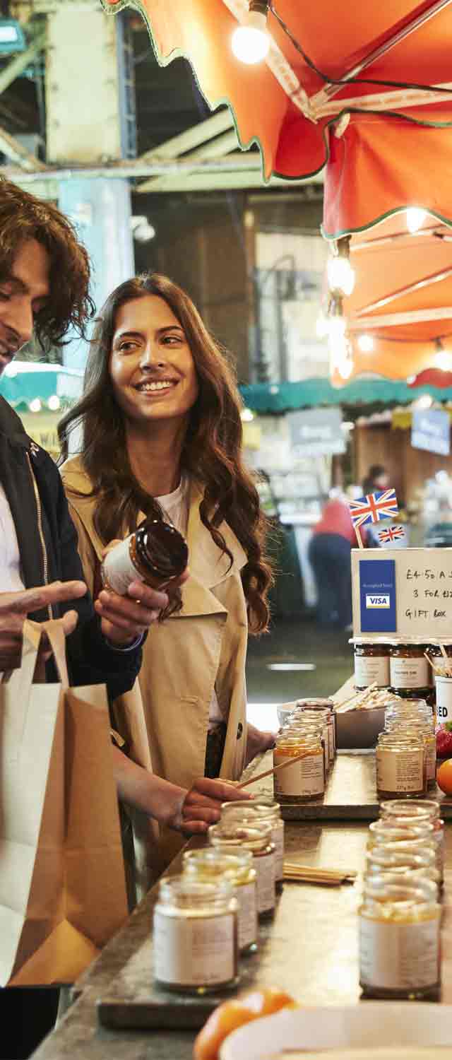 Couple achetant dans un marché aux puces